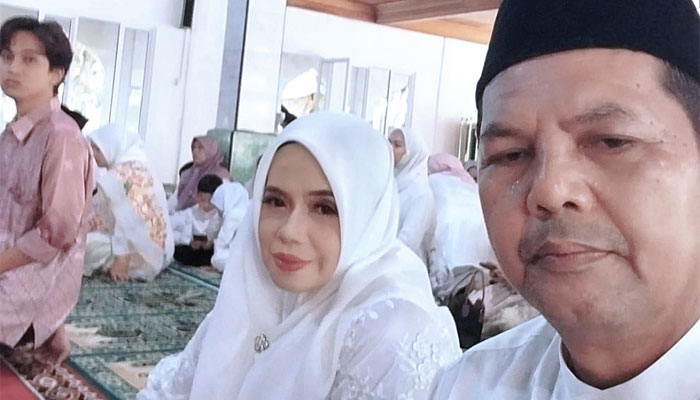 Di Balik Ijab Kabul, Masjid Ihsan Menjadi Saksi: Seorang Ayah Menyerahkan Cinta Terbesarnya 2 Ridwan Syarif bersama Istri menjelang akad nikah