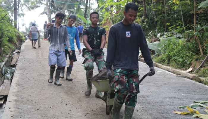 Semangat Muda Satgas TMMD ke-128 Hidupkan Suasana Pembangunan di Desa Krangean