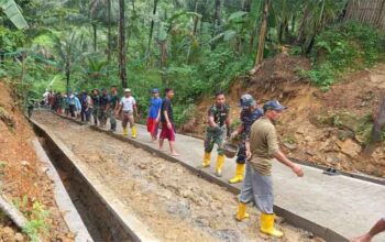 Satgas TMMD ke-128 Kebut Cor Jalan Krangean
