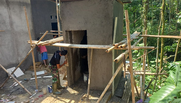 Satgas TMMD ke-128 Kebut Pembangunan MCK Milik Sugino di Desa Krangean