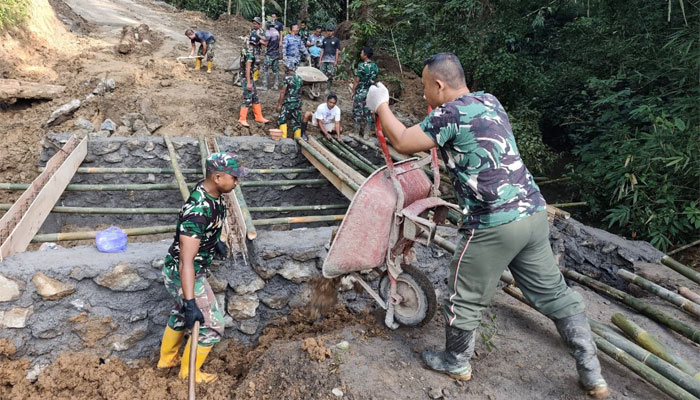 Satgas TMMD ke-128 bersama Warga Berpacu Wujudkan Jembatan Desa Krangean