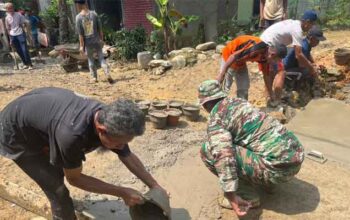 Satgas TMMD ke-128 dan Warga kompak kerjakan rabat beton jalan penghubung Desa Krangean