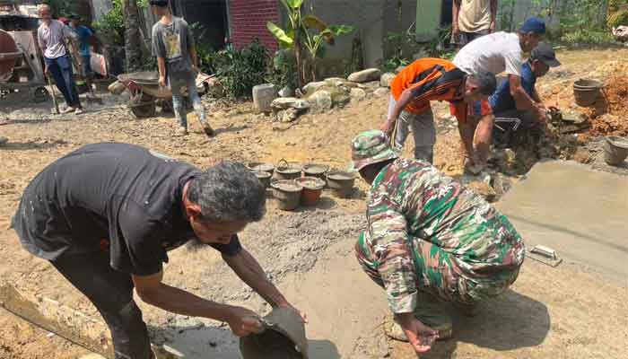 Satgas TMMD ke-128 dan Warga kompak kerjakan rabat beton jalan penghubung Desa Krangean
