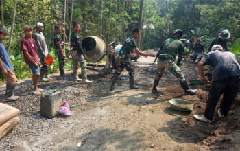 Tetesan Keringat Satgas TMMD ke-128 dan Warga Krangean demi Wujudkan Jalan Desa Impian 7 Satgas TMMD ke-128 dan Warga Krangean demi Wujudkan Jalan Desa Impian