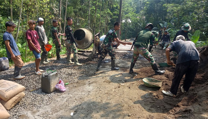 Tetesan Keringat Satgas TMMD ke-128 dan Warga Krangean demi Wujudkan Jalan Desa Impian 1 Satgas TMMD ke-128 dan Warga Krangean demi Wujudkan Jalan Desa Impian