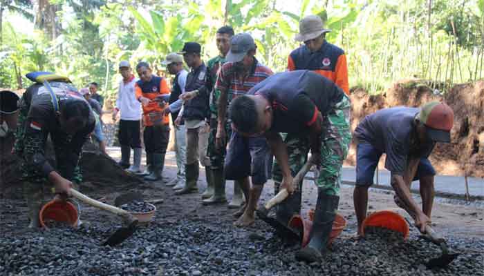 Satgas TMMD ke-128 dan Warga menyatu dalam Pembangunan Jalan di Krangean
