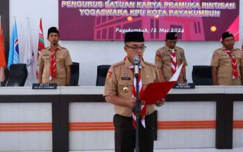 Ketua Kwarcab 0314 Kota Payakumbuh Kukuhkan Saka Pramuka Yogaswara, Perkuat Pendidikan Demokrasi Pemilih Muda 3 Kwarcab) Gerakan Pramuka 0314 Kota Payakumbuh, Rida Ananda kukuhkan Saka Yogaswara