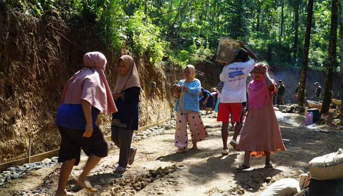 Semangat Ibu-Desa Ibu Krangean Perkuat Gotong Royong TMMD ke-128