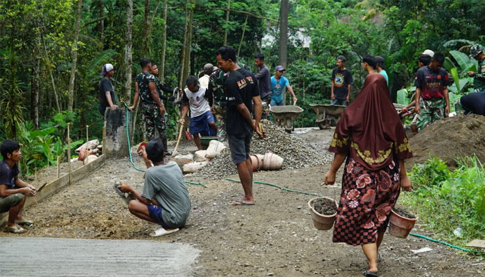 Semangat Perempuan Desa Krangean di Tengah Pembangunan TMMD ke-128