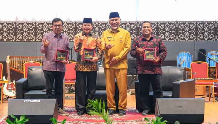 Gubernur Sumbar, Mahyeldi dalam Seminar Nasional Kiprah Rahmah El Yunusiyyah sebagai Pahlawan Nasional di Auditorium UNP