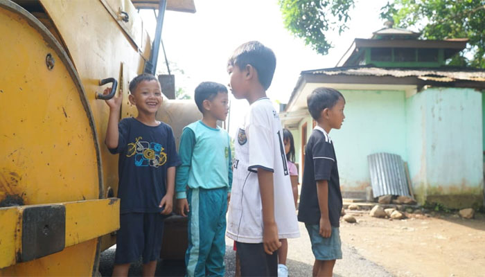 Tandem Roller Jadi Tontonan Baru Bocah Desa Krangean di Tengah Pembangunan Jalan TMMD ke-128 1 Tandem Roller Jadi Tontonan Baru Bocah Desa Krangean di Tengah Pembangunan Jalan TMMD ke-128