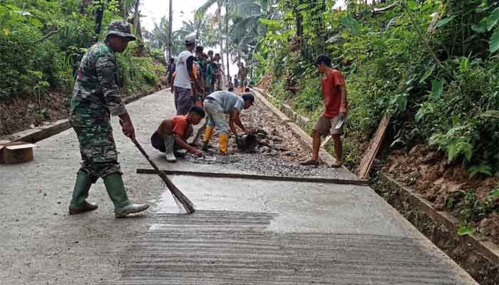 Teknik Cor Bergelombang Diterapkan di Jalan TMMD ke-128 Desa Krangean