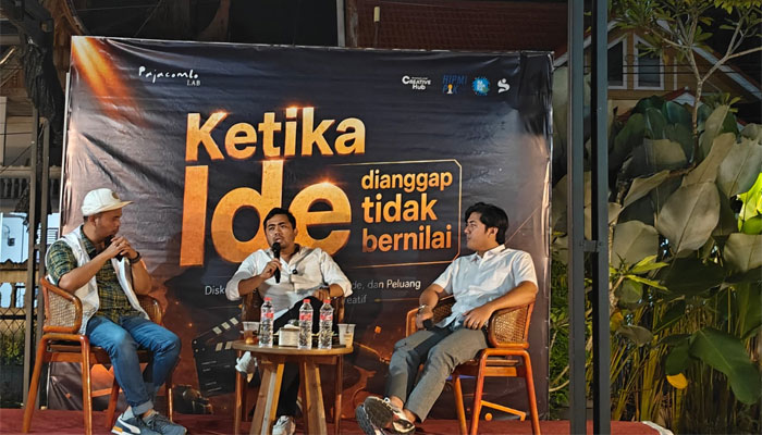 Videografer Amsal Christy Sitepu (tengah) saat berdiskusi dengan anak muda Payakumbuh