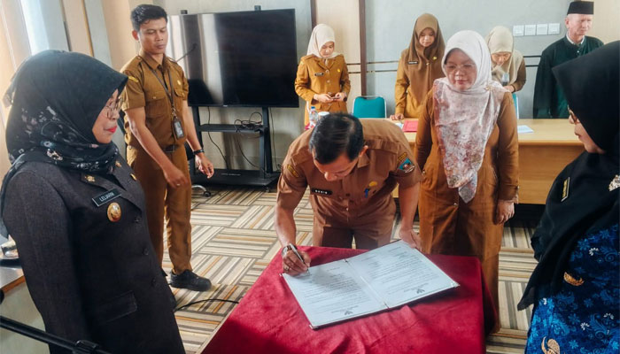 Wabup Dharmasraya Lantik Pejabat Administrator, Pengawas dan Kepala UPT Puskesmas, Ini Nama-namanya 1 Wabup Dharmasraya, Leli Arni melantik Pejabat Administrator, Pengawas dan Kepala UPT Puskesmas