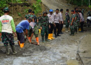 Estafet Semangat di Desa Krangean, Warga bersama Anggota TNI dan Polri Kompak Bangun Jembatan TMMD ke-128