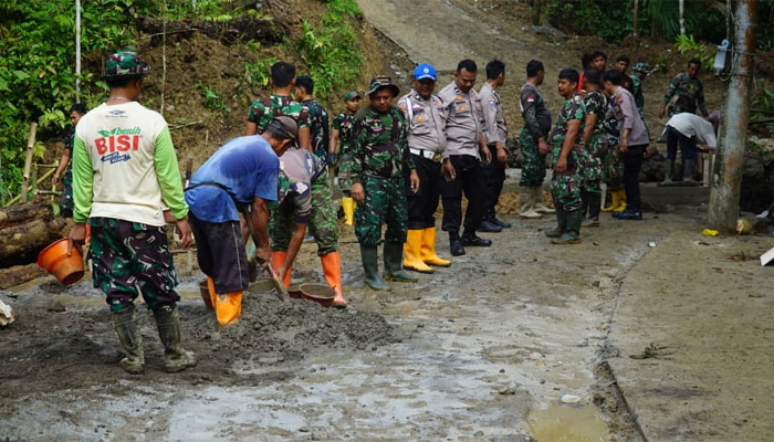 Warga bersama Anggota TNI dan Polri Kompak Bangun Jembatan TMMD ke-128 di Desa Krangean