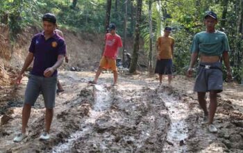 Warga Desa Krangean berangkat membantu TMMD ke-128