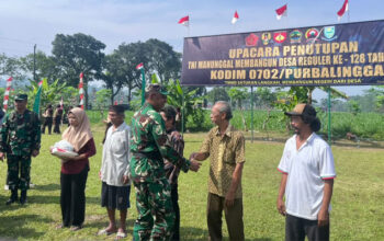 Warga Desa Krangean Bersyukur Terima Bantuan Beras dan Bibit Lele di Penutupan TMMD ke-128 8 Warga Desa Krangean terima bantuan beras dan bibit ikan lele di penutupan TMMD ke-128