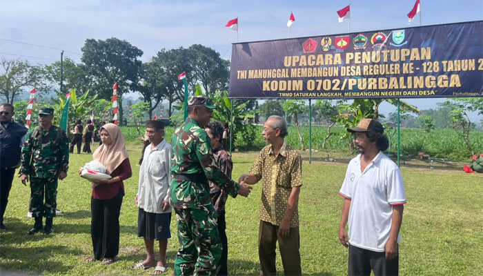 Warga Desa Krangean Bersyukur Terima Bantuan Beras dan Bibit Lele di Penutupan TMMD ke-128 1 Warga Desa Krangean terima bantuan beras dan bibit ikan lele di penutupan TMMD ke-128