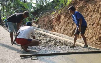 Warga Desa Krangean Jaga Kualitas Jalan TMMD ke-128