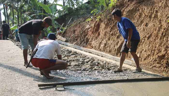 Warga Desa Krangean Jaga Kualitas Jalan TMMD ke-128