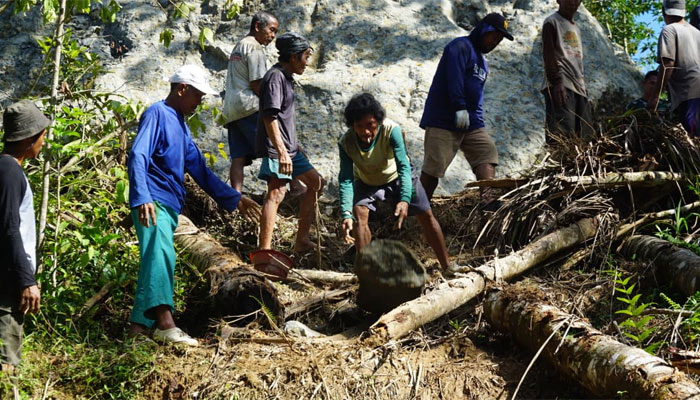 Cuaca Panas Tak Surutkan Semangat Warga Desa Krangean Kumpulkan Batu untuk TMMD ke-128