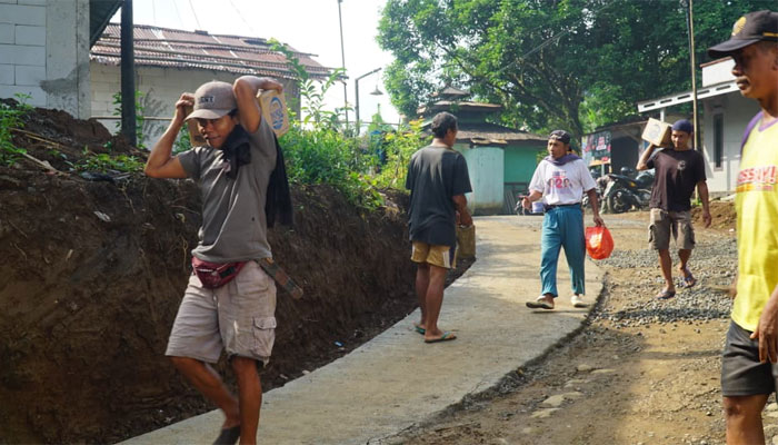 Langkah Penuh Semangat Warga Desa Krangean dalam Pembangunan Sasaran Fisik TMMD ke-128 1 Langkah Penuh Semangat Warga Desa Krangean dalam Pembangunan Sasaran Fisik TMMD ke-128