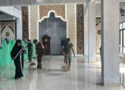 Warga Krangean bersama Satgas TMMD ke-128 Rawat Masjid Baru dengan Gotong Royong