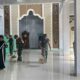 Warga Krangean bersama Satgas TMMD ke-128 Rawat Masjid Baru dengan Gotong Royong