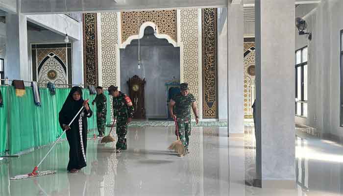 Warga Krangean bersama Satgas TMMD ke-128 Rawat Masjid Baru dengan Gotong Royong