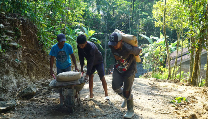 Warga dan Satgas TMMD ke-128 Gotong Royong Angkut Semen