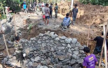 Warga dan Satgas TMMD ke-128 Kokohkan Akses Desa Krangean dengan Batu Kali