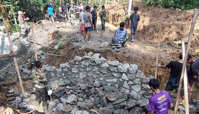 Warga dan Satgas TMMD ke-128 Kokohkan Akses Desa Krangean dengan Batu Kali