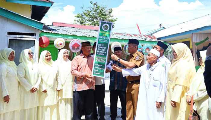 Wakil Wali Kota Payakumbuh, Elzadaswarman menghadiri acara Wisuda Tahfiz dan Pelepasan Santri Kelas IX MTs Pondok Pesantren Syekh Ibrahim Harum, Kelurahan Tiakar, Kecamatan Payakumbuh Timur