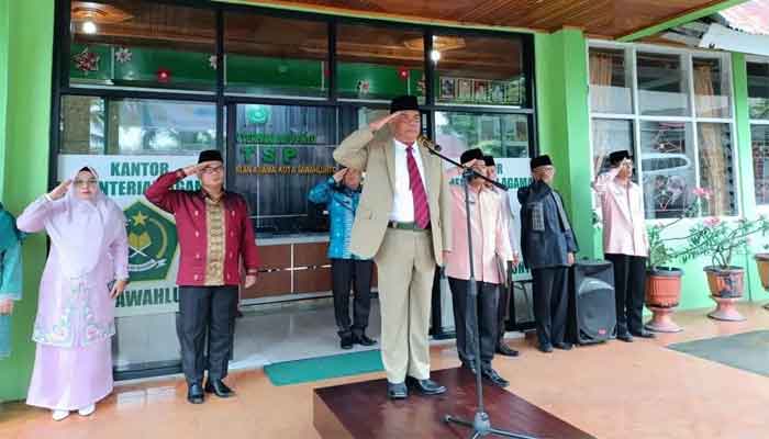 Zulkifli Pimpin Upacara Peringatan Hardiknas 2026 di Kantor Kemenag Kota Sawahlunto