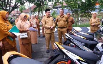 Wako Payakumbuh Tegaskan Kendaraan Dinas Harus Tepat Guna dan Tertib Administrasi 4 Wali Kota Payakumbuh, Zulmaeta melakukan pemeriksaan menyeluruh terhadap kendaraan dinas di lingkungan kantor wali kota