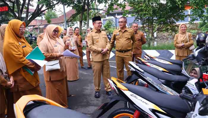 Wali Kota Payakumbuh, Zulmaeta melakukan pemeriksaan menyeluruh terhadap kendaraan dinas di lingkungan kantor wali kota