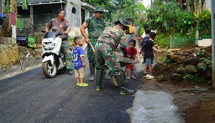 Bocah Desa Krangean melihat pembangunan jalan TMMD ke-128