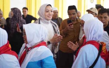 Bupati Annisa Suci Ramadhani saat melepas 83 Jemaah Calon Haji Dharmasraya
