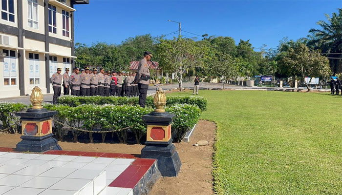 Jelang Idul Adha, Kapolres Dharmasraya Tegaskan Tak Ada Ruang bagi Mafia BBM Subsidi 1 Kapolres Kartyana Widyarso Wardoyo memimpin langsung apel kesiapsiagaan pengamanan Idul Adha sekaligus pengawasan distribusi BBM bersubsidi di Mapolres Dharmasraya
