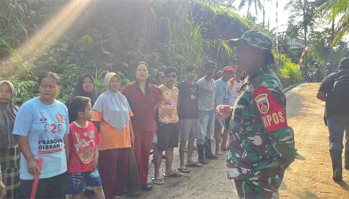 Ibu-Ibu Turun Langsung Bersihkan Lingkungan dan Masjid dalam TMMD ke-128 di Desa Krangean