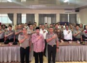 Anggota DPR RI, Benny Utama (tengah) dan Kapolres 50 Kota, AKBP Syaiful Wachid (kiri) bersama jajaran Polres setempat