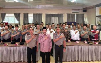 Anggota DPR RI, Benny Utama (tengah) dan Kapolres 50 Kota, AKBP Syaiful Wachid (kiri) bersama jajaran Polres setempat
