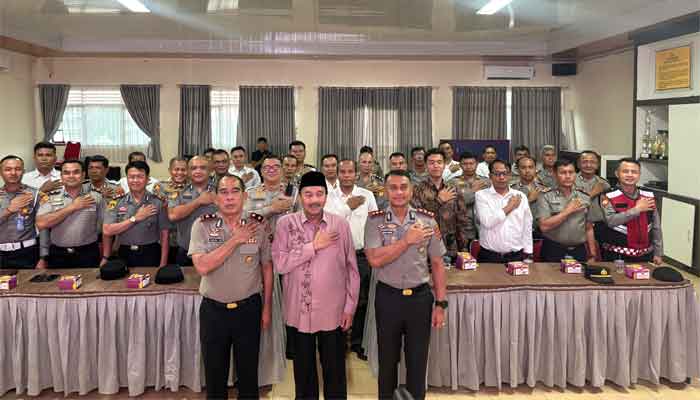 Anggota DPR RI, Benny Utama (tengah) dan Kapolres 50 Kota, AKBP Syaiful Wachid (kiri) bersama jajaran Polres setempat