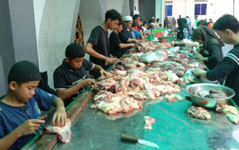 Masjid Agung Al Hikmah Tanjungpinang Distribusikan Hampir 1000 Kantong Daging Kurban 8 pengolahan daging kurban di Masjid Agung Al Hikmah Tanjungpinang