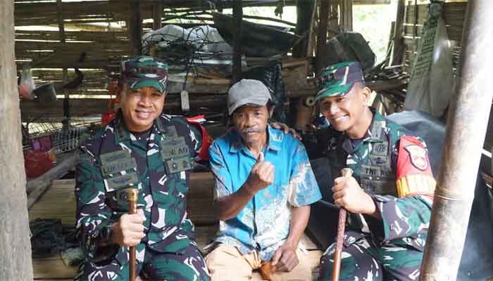 Sentuhan Hangat TMMD ke-128 Purbalingga di Rumah Misdi, Saat Danrem Duduk Mendengar Cerita Warga Krangean 1 Danrem dan Dandim bersama Misdi dalam TMMD ke-128 Purbalingga