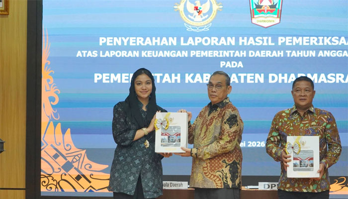 Langkah Pasti Annisa Menuju Kesempurnaan, Dharmasraya Raih Opini WTP Murni 1 Bupati Dharmasraya, Annisa Suci Ramadhani terima Opini WTP dari BPK Perwakilan Sumbar