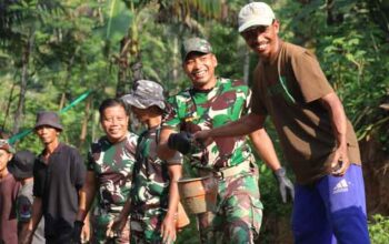 Estafet ember penuh tawa dalam TMMD ke-128 di Desa Krangean