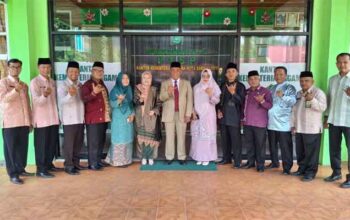 Kakan Kemenag Kota Sawahlunto yang Baru, H. Zulkifli foto bersama jajaran usai beri arahan strategis