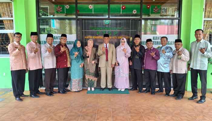 Kakan Kemenag Kota Sawahlunto yang Baru, H. Zulkifli foto bersama jajaran usai beri arahan strategis